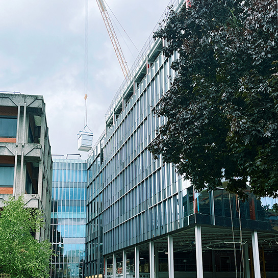 Det er lite tilgjengelig areal rundt EQ Building, som stilte krav til levering og montering av ventilasjonsaggregatene. Avstanden til nærliggende bygninger er svært kort.